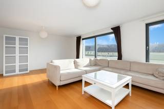 EVERE, gelegen in een recent gebouw, mooi appartement van ± 111m² met terras van ± 8m². Het bestaat uit een inkomhal, ruime woonkamer van ±...