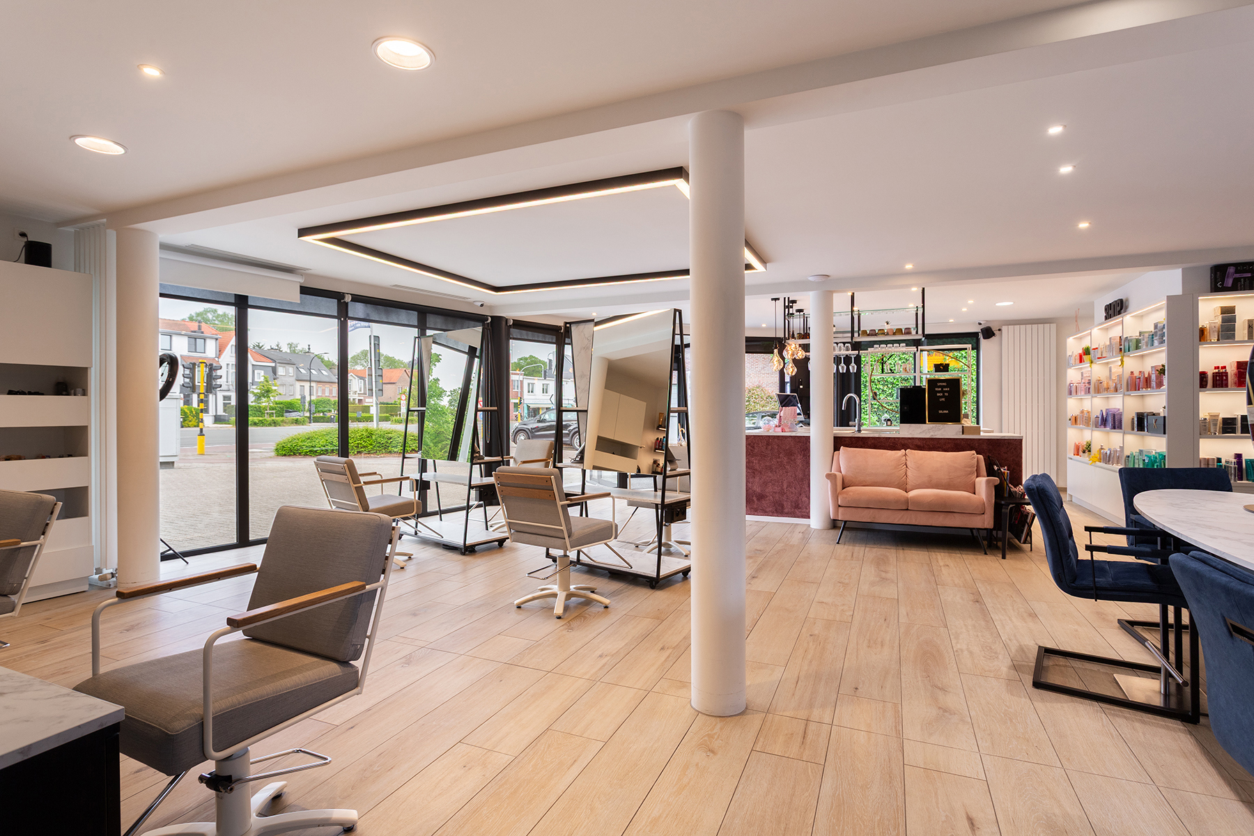 Modern gebouw met handel gelijkvloers en duplex-appartement. - foto 3