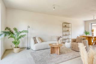 Energiezuinige nieuwbouwwoning op een Zuid-oost gericht perceel van 122m2. De interieurafwerking van de woning is volledig op maat te kiezen a.d.h.v. ruime afwerkingsbudgetten. De woning is uitgerust met een ruim pakket aan energiezuinige technieken zoals warmtepomp, ventilatie D, vloerverwarming op beide verdiepingen,... . Op het gelijkvloers beschikt de woning over een inkom met gastentoilet, een praktische wasplaats en een open leefruimte. Op de eerste verdieping bevinden zich 3 slaapkamers, een dressing en een badkamer met bad+douche. De zolder is toegankelijk met een vaste trap. De woning wordt gebouwd in het nieuwbouwproject in de Bergmolenstraat te Melsele. In totaal worden daar 12 halfopen en gesloten woningen gebouwd . Zie jij jezelf hier wonen? Bel Ewout op 0497 588 888 of mail naar contact@huysmanbouw.be voor meer informatie. Meer info over het project op huysmanbouw.be