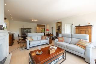 Appartement op 3e verdieping op topligging in het centrum van Brasschaat, grotendeels recent gerenoveerd.Indeling:Inkomhal met gastentoilet, living...