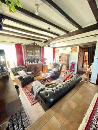 Charmante, authentieke gezinswoning met 4 slaapkamers en groene tuin nabij centrum Peer<br /><br />Op een gunstige ligging, net buiten het centrum van Peer, bevindt zich deze charmante en authentieke woning boordevol karakter. Dankzij de vlotte verbindingen en de nabijheid van scholen en winkels vormt deze woning de ideale thuisbasis voor gezinnen.<br /><br />De woning straalt meteen warmte en gezelligheid uit. Op het gelijkvloers geniet u van een aangename leefruimte, bestaande uit een woonkamer en eetkamer waar het heerlijk vertoeven is. De keuken sluit hier mooi op aan en biedt mogelijkheden om ze naar eigen smaak in te richten. Verder vindt u op deze verdieping nog een handige berging, een apart toilet en een garage.<br /><br />Op de eerste verdieping zijn er maar liefst vier slaapkamers, ideaal voor een gezin of voor wie extra ruimte zoekt voor een bureau of hobbykamer. Daarnaast is er een badkamer, een extra berging en een tweede toilet.<br /><br />Ook beschikt de woning over een kelder die voor extra opbergruimte zorgt.<br /><br />Buiten geniet u van een aangename, groene tuin waar rust en privacy centraal staan – perfect om te ontspannen of te genieten van het buitenleven.<br /><br />Een ideale woning voor wie op zoek is naar ruimte, charme en een goede ligging. Kom gerust zelf de sfeer ontdekken!<br /><br />Voor meer info, vragen of om een bezichtiging in te plannen, kan u contact opnemen via 0479/56.35.66.