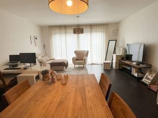 <p>Bezoek dit toffe gelijkvloers appartement en ontdek eveneens het ruime terras.</p><p>Dit 1 slaapkamer-appartement bestaat uit een mooie grote leefruimte met een grote raampartij die uitgeeft op het terras. Aansluitend aan de leefruimte treft u de moderne keuken.<br />De badkamer bestaat uit een dubbel lavabo-meubel met spiegelkast en ruim hoekbad/douche. Een apart toilet met handenwasser zorgt voor privacy.</p><p>Er is een handige berging met aansluiting voor wasmachine en droogkast.<br />Aan het einde van de gang heb je de aangename slaapkamer.</p><p>Vanaf het terras heb je ook een achteruitgang via het handige poortje, ideaal voor je verplaatsingen met de fiets, of voor het zetten van de vuilnisbakken. Van hieruit heb je ook vlot toegang naar de 2 autostaanplaatsen die zijn inbegrepen bij dit appartement.</p><p>De locatie in Kemzeke is uitstekend, met goede bereikbaarheid naar voorzieningen en winkels.</p><p>Contacteer ons om een bezichtiging te plannen en ontdek zelf dit leuke appartement!<br />03 / 779 69 29 - contact@eberhardvastgoed.be - www.eberhardvastgoed.be </p>