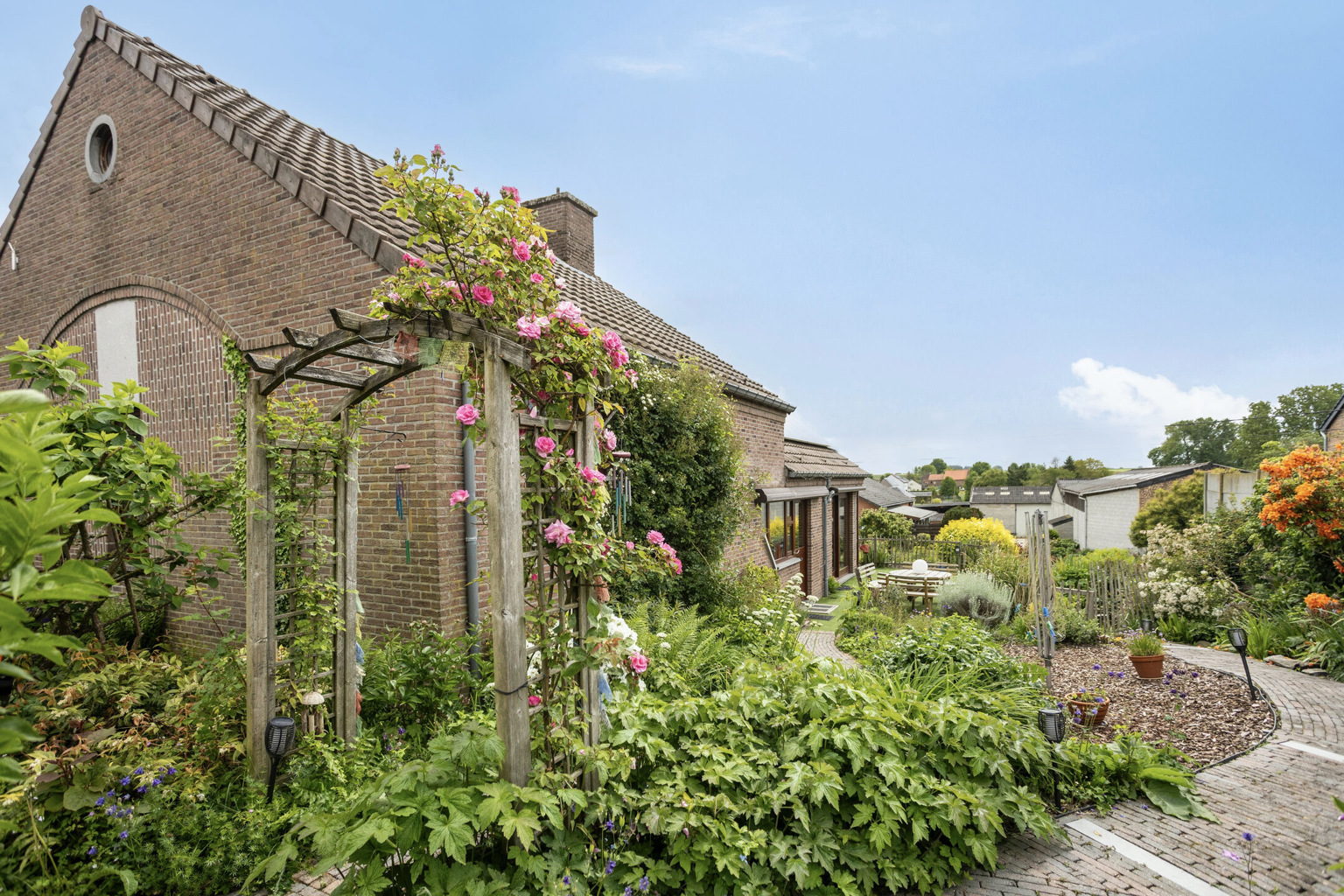MOOIE WONING MET TUIN IN EEN RUSTIGE WIJK IN NEERVELP.   - foto 5