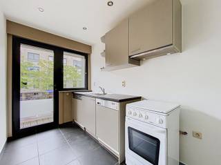 <p><span>Tof appartement in Brasschaat met groot terras</span></p><p><span> </span></p><p><span>Gezellig appartement gelegen op de eerste verdieping (zonder lift) aan de Bredabaan te Brasschaat. Het appartement ligt in het centrum vlakbij openbaar vervoer, winkels en horecazaken. Alles is te voet bereikbaar!</span></p><p><span> </span></p><p><span>De woonst kom je binnen op de eerste verdieping in de lichtrijke woonkamer op parketvloer met gashaard. De keuken is beperkt ingericht met een gasvuur, oven, spoeltafel en wasmachine en droogkast. Ideaal dus voor starters!</span></p><p><span>Achteraan vind je de badkamer met lavabo, toilet en douche en de ruime slaapkamer met ingemaakte kasten. </span></p><p><span> </span></p><p><span>Als kers op de taart is er een groot zonneterras achteraan. Bovendien werd het appartement volledig opgeschilderd en kan je er meteen intrekken. </span></p><p><span>Op de benedenverdieping is er een gezamelijke fietsenstalling. </span></p><p><span> </span></p>