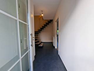 In het hart van Wezemaal bevindt zich deze instapklare halfopen bebouwing die uitblinkt in comfort, ruimte en ligging. De woning is perfect voor wie op zoek is naar een direct bewoonbare thuis met alle moderne voorzieningen binnen handbereik.<br /><br />Op het gelijkvloers kom je binnen in een mooie, open leefruimte die naadloos overgaat in de volledig uitgeruste keuken. Deze open indeling zorgt voor een aangename lichtinval en een gezellige sfeer, ideaal voor zowel rustige avonden als levendige familiemomenten. Aansluitend is er een handige bergruimte, perfect voor het opbergen van voorraad of huishoudtoestellen. Gaan we verder naar de eerste verdieping, vinden we hier drie volwaardige slaapkamers en een volledig ingerichte badkamer terug. Daarnaast is er ook een bergzolder aanwezig, wat zorgt voor extra opslagmogelijkheden.<br /><br />De buitenruimte is een absolute meerwaarde: de tuin is volledig omheind en biedt volop privacy en veiligheid. Achteraan is er een praktische tuinberging en rondom de woning zijn er maar liefst twee autostaanplaatsen voorzien. <br /><br />Kortom, een gezellige woning met tuin, dichtbij het centrum van Wezemaal. Ze is beschikbaar vanaf 1 juli en heeft geen vaste kost.<br /><br />Interesse in deze woning ? Contacteer Ben via 0468 58 04 09 of via ben@sophimo.be!