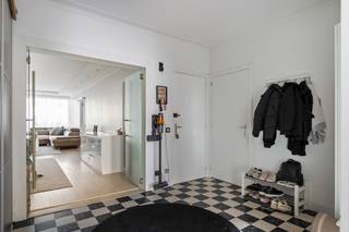 Zéér gunstig en centraal gelegen appartement op de 1eV aan de Jan Moorkensstraat, een rustige zijstraat van de Grote Steenweg! Dit eigendom bevindt zich op <strong><em>wandelafstand van verschillende winkels, scholen en het openbaar vervoer</em></strong> (zowel bus als tram), en vlakbij het <em><strong>Brilschanspark met speeltuin</strong></em>. Zeer aangename en <strong><em>kindvriendelijke woonomgeving</em></strong>! De Ring van Antwerpen ligt op slechts 2 min. rijden, ideaal voor woon-werkverkeer. <br /><br />Dit appartement werd steeds tip top onderhouden! Het heeft een zeer goede EPC score (<em><strong>Label B)</strong></em> en de keuring van de elektriciteit is volledig <strong><em>conform</em></strong>. De voor- en achtergevel werden geïsoleerd. Er is een syndicus in het gebouw, de gemeenschappelijke kosten bedragen €260,-/maand INCLUSIEF water en verwarming + €50,-/maand spaarfonds. <br /><br />Het is ingedeeld als volgende:<br />-1: een privatieve kelder<br />1eV: een inkomhall met ingemaakte kasten, <strong><em>3 slaapkamers</em></strong>, een ingerichte badkamer, een apart toilet, een woonkamer met geïntegreerde, open keuken en een klein terras achteraan, bereikbaar via de 2e slaapkamer.<br /><br />📞 Contacteer ons vandaag nog voor een afspraak via info@leximmo.be of 03/459.99.99!<br />