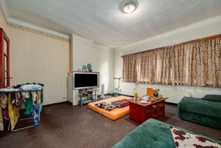 <p><span>Charmant appartement</span><span> met 1 slaapkamer op zeer gunstige locatie!</span></p><p><span> </span></p><p><span>Zeer gunstig en centraal gelegen</span><span> vlakbij winkels, scholen en openbaar vervoer én met een vlotte verbinding naar omliggende gemeentes en uitvalswegen.</span></p><p><span> </span></p><p><span>Het appartement bevindt zich op de tweede verdieping van een </span><span>kleinschalig gebouw</span><span>. </span></p><p><span>We betreden de woning via de inkomhal. Deze verleent meteen toegang tot de</span><span> keuken.</span><span>Vooraan vinden we de gezellige leef- en eetruimte. </span></p><p><span>In het hart van het appartement vinden we een </span><span>volwaardige slaapkamer</span><span>. </span></p><p><span>Tot slot de </span><span>badkamer</span><span>, met douche, lavabo en toilet.</span></p><p><span> </span></p><p><span>Indeling</span></p><p><span> </span></p><p><span>- Inkomhal</span></p><p><span>- Leef- en eetruimte </span></p><p><span>- Aparte keuken</span></p><p><span>- Badkamer met douche, toilet en lavabo</span></p><p><span>- Slaapkamer</span></p><p><span> </span></p><p><span>Bijzonderheden</span></p><p><span>- </span><span>65m² (cfr. EPC)</span></p><p><span>- </span><span>Momenteel verhuurd!</span></p><p><span>- Toplocatie</span></p><p><span>- Kelderberging</span></p><p><span>- Meters apart<br />- Dak geïsoleerd in 2025 (14 cm)</span></p><p><span> </span></p><p><span>Ben jij geïnteresseerd in dit appartement te koop in Deurne, ben je op zoek naar ander vastgoed of wens je de waarde van jouw eigendom te kennen? Dan ben je bij BOLT immo aan het juiste adres! Wij helpen jou graag verder.</span><span> </span></p><p><span> </span></p>