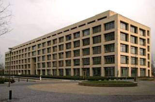 Dit prachtig kantoorgebouw Ubicenter Fase I (30.000 m?) is de eerste fase van de herbestemming van de Philipssite. Bouwjaar 2000. Het gebouw bevindt zich in een groene, autovrije omgeving. Deze site is ge?nspireerd op het Amerikaans Campus model. Het Ubicenter ligt uitstekend bereikbaar aan de ring rond Leuven (Parkpoort) en heeft een ondergrondse parkeergarage voor 1.200 wagens. Perfecte bereikbaarheid via bus en bus naar Leuven station( op 1,2km).