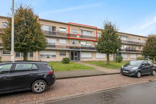 [[ DIT PAND NEEMT DEEL AAN DE ERA OPEN HUIZEN DAG OP 6/12 VAN 9:30 TOT 10:30 ]] Bent u op zoek naar een slimme investering of een eigen stek met veel potentieel ?<br />Lees hier dan zeker even verder !<br /> <br /><u>2deV:</u> In de hal (5m²) is er voldoende plaats om uw jassen en schoenen op te bergen in de praktische ingebouwde kasten.<br /><br />De ruime, lichtrijke &amp;amp; comfortabele woonkamer is maar liefst 30m² groot en geeft toegang tot de mooie, verzorgde, nostalgische keuken (7m²) en het terras (7m²)  <br /><br />De badkamer heeft een ligbad met douche functie en lavabo.<br />De wc is hier apart en beide ruimtes bevinden zich op de hal. <br /><br />Op het einde van de hal kunnen we de 2 slaapkamers vinden van 17m² en 7m²<br /><br />Een extra troef is uw persoonlijke garagebox, ietsje verderop.<br />U kan deze extra aankopen voor € 30.000, zo bent u altijd van een plaatsje verzekerd<br /><br />Interesse in dit appartement in een rustige buurt, maar toch vlak bij de invalswegen?<br />Boek dan nu uw bezichtiging in bij uw makelaar !