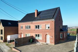 Op een perceel van maar liefst 1073 m² vindt u deze ruime gezinswoning, landelijk gelegen en omgeven door een prachtig weids uitzicht. Het...