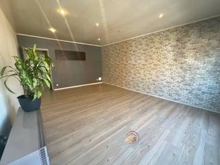 Appartement vlakbij het station van Wevelgem, eigen private inkomhal, op eerste verdieping met trap bereik je het appartement. Ruime living, ruime keuken, wasplaats of berging (of slaapkamer), grote slaapkamer en ingerichte badkamer.