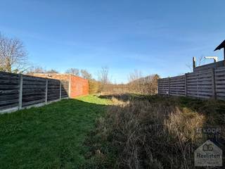 Perceel van 884m2 en 10,6m breed voor #HOBDe koper kan zelf bouwen of de  bouwgrond aankopen met woning.Centrale ligging in het #centrum van...