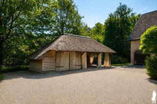 In de gegeerde wijk <strong>Schotenhof </strong>ligt deze unieke <strong>villa</strong>, omringd door groen, nabij scholen, sportclubs en op fietsafstand van twee dorpscentra.<br />De <strong>tuin </strong>ligt zonovergoten op het <strong>zuiden</strong>, zonder inkijk. De voortuin met haar gezellige waterpartij is riant, en kent een prachtig eiken <strong>bijgebouw</strong>, met verwarming en opbergplaats.<br /><br /><strong>INDELING</strong><br />Via enkele treden kom je via een zeer brede inkomdeur in een riante inkomhal. De dubbele glazen deur geeft meteen verbinding met de leefruimte, waar dezelfde mooie natuurstenen vloer doorloopt. Het verhoogde zitgedeelte kent een gezellige open haard. Voorts is er nog een eetgedeelte met toegang tot de keuken. Langs voor- en achterzijde voel je de verbinding met de groene tuin.<br />Aansluitend is de keuken met het hart van de woning, de AGA, en een gezellig eiland met eetgelegenheid. Miele ovens. Het houten werkblad dient opgefrist te worden. De glazen deurtoegang naar het terras en de tuin is heerlijk . Een bureau of polyvalente kamer met eveneens toegang tot het terras en vervolgens een praktische ruime bijkeuken. <br />De dubbele <strong>inpandige garage </strong>biedt niet alleen plaats voor twee auto’s, maar zorgt ook voor extra opbergruimte.<br /><br /><strong>Eerste verdieping</strong><br />De nachthal geeft toegang tot de hoofdslaapkamer, een badkamer en nog drie bijkomende slaapkamers met tal van ingemaakte kasten met een tweede badkamer.<br /><br />Een tweede trap biedt toegang tot een riante kamer met mezzanine en nog eens toegang tot een zolder. <br />Volop ruimte, nog in te delen naar believen.<br />Een kelder met bijzonder veel ruimte.<br /><br />De prachtig aangelegde tuin heeft een ideale <strong>zuid-oriëntatie</strong>, waardoor u hier vanaf de vroege ochtend tot laat in de middag volop van de zon geniet. Een waar paradijs in alle privacy en rust.<br /><br /><strong>Bijzonderheden</strong><br />* Toplocatie: Residentieel en groen gelegen in Schotenhof, vlakbij ’s Gravenwezel, én Schoten, diverse scholen én sportfaciliteiten met ondermeer gerenommeerde tennisclub.<br />* Ruimte & potentieel: Familiewoning met 5 slaapkamers en 2 badkamers.<br />* Buitenleven: Prachtig zonnige tuin met optimale privacy en riant eiken bijgebouw.<br />* Praktisch: Inpandige dubbele garage, én een extra garage én riante voortuin. Comfortabele bijkeuken en opbergzolder. <br /><br />Een unieke gelegenheid.