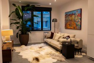 Op centrale ligging nabij het centrum van Oostende bevindt zich dit knap gerenoveerde pareltje.<br />Mooie ruimtes die baden in natuurlijk licht en een kwalitatieve afwerking zorgen ervoor dat deze woning uniek is in zijn soort.<br /><br />Dit knap gerenoveerde pand omvat een inkomhal, lichtrijke woonkamer met grote raampartijen, volledig ingerichte open keuken met AEG-toestellen, gastentoilet en een extra ruimte met zeer veel potentieel om ingericht te worden tot leeshoek/wasruimte/bureauruimte. Op de eerste verdieping bevinden zich de master-bedroom met een annex ruimte, ideaal als dressing en een luxueus afgewerkte badkamer met inloopdouche. De bovenste verdieping van deze woning omvat nog twee ruime slaapkamers met moderne gasten-badkamer.<br /><br />Als kers op de taart beschikt deze bovendien nog over een volledig aangelegde tuin met perfecte oriëntatie en een praktische droge en bruikbare kelder.<br />Deze woning werd niet alleen klassevol, kwaliteitsvol, maar ook energetisch afgewerkt met 5 zonnepanelen, waardoor deze woning beschikt over een EPC-A.<br /><br />Maak nu uw afspraak via; michiel@vastgoedvanhoye.be of 0495/81.93.33 voor het bezoekmoment en wie weet word jij de nieuwe bewoner van dit unieke pand. <br />Startprijs 430.000€ (Iedere bieding maken wij over aan de verkopers)