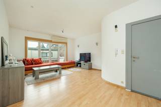 <p><span>Appartement met twee slaapkamers in Willebroek</span></p><p><span> </span></p><p><span>Dit aangename appartement te koop is gelegen op de August van Landeghemstraat, op wandelafstand van winkels, openbaar vervoer en andere voorzieningen. Dankzij de nabijheid van het centrum van Willebroek en de oprit van de A12 geniet het appartement van een uitstekende bereikbaarheid. </span></p><p><span> </span></p><p><span>Het appartement bevindt zich in een kleinschalig appartementsgebouw. Bij het binnenkomen kom je terecht in een ruime en lichtrijke woonkamer, die aansluit op de open keuken. De keuken beschikt over voldoende kastruimte en sluit mooi aan bij de leefruimte. Verder omvat het appartement twee ruime slaapkamers en een grote badkamer. </span></p><p><span> </span></p><p><span>Indeling:</span></p><p><span>- Ruime woonkamer</span></p><p><span>- Open keuken</span></p><p><span>- Slaapkamer 1</span></p><p><span>- Slaapkamer 2</span></p><p><span>- Badkamer</span></p><p><span> </span></p><p><span>Troeven:</span></p><p><span>- Centrale en gunstige ligging in Willebroek</span></p><p><span>- Twee ruime slaapkamers</span></p><p><span> </span></p><p><span>Ben jij geïnteresseerd in dit appartement te koop in Willebroek, ben je op zoek naar ander vastgoed, een investering of wens je de waarde van jouw eigendom te kennen? Dan ben je bij BOLT Immo aan het juiste adres! Wij helpen jou graag verder.</span><span> </span></p>