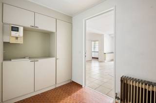 <p><span>In het Zuiden van het centrum van Antwerpen, meer specifiek op de Beukenlaan, gelegen aan het Nachtegalenpark treffen we deze voormalige conciërgewoning. Deze heeft een oppervlakte van ca 85m² groot en is te renoveren. Ruime leefruimte met aansluitend terras, keuken; bdkm  en 2slk achteraan. </span></p><p><span>Onmiddellijk beschikbaar!</span></p><p><span>Vaste maandelijkse kosten bedragen tussen 600€  en 700€ (conciergekosten, verwarming-en waterverbruik, blokpolis &amp; syndicusbeheer inbegrepen)</span></p>