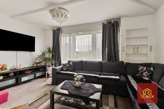 Centraal gelegen woning met 2 slaapkamers, vlakbij de E40, winkels en supermarkten.De woning omvat op het gelijkvloers een inkomhal en een garage...