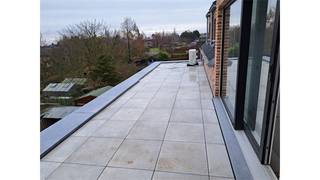 Een mooi afgewerkt en energiezuinig appartement op de tweede verdieping bestaande uit een woonkamer met open, ingerichte keuken, 2...