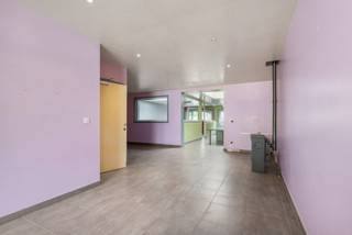 <h3><strong>De Panne: Ruime gezinswoning met tal van indelingsmogelijkheden te koop!</strong></h3>

<p>Gelegen in een rustige, residentiële straat bevindt deze woning zich op slechts enkele stappen van het bruisende centrum, het strand, de duinen, scholen, winkels en openbaar vervoer. Bovendien geniet u van een vlotte verbinding naar de E40. </p>

<h3><strong>Indeling</strong></h3>

<p>Op het gelijkvloers vindt u een inkomhal, een garage met technische berging, een apart toilet, een ruime en lichtrijke leefruimte met aansluitend een vernieuwde keuken en een extra zit- of eetruimte. Vanuit de keuken heeft u toegang tot het zonnige terras, een praktische buitenberging en een aangename tuin. Op de verdiepingen bevinden zich maar liefst vijf slaapkamers, waarvan één is uitgerust met ingebouwde kasten die perfect kunnen dienen als dressing. Twee slaapkamers bevinden zich op de zolderverdieping.<br /> </p>

<h3><strong>Troeven</strong></h3>

<ul><li>Ruime gezinswoning</li><li>Op wandelafstand van strand, duinen, scholen en winkels</li><li>Vlotte verbinding naar de E40</li></ul>

<p><strong>Meer informatie of een bezoek aanvragen?</strong> Contacteer Frederick via <strong>058 22 41 70</strong>.</p>