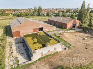 Exclusieve Kans in het Hart van de Leievallei! Wij presenteren met trots deze uitzonderlijke landelijke eigendom, gelegen aan de Bondgenotenlaan en de Leie in Kuurne. Met een totale grondoppervlakte net geen 4 hectare (39.924 m²), biedt dit unieke pand een zeldzame combinatie van natuur, ruimte en mogelijkheden. De eigendom grenst aan de Leie en het jaagpad, en kijkt uit op de prachtige Heulebeekvallei, wat zorgt voor een ongeëvenaard uitzicht en een rustige, landelijke sfeer.<br />Sfeerfilm: https://youtu.be/U5SBKlvnXKY<br /><br />Strategische Ligging en Bereikbaarheid. <br />De locatie van deze eigendom is ongeëvenaard. Gelegen op de overgang tussen het natte valleilandschap van het waterpark en de open ruimte van de Leiemeersen, biedt het zowel privacy als directe toegang tot de natuurlijke schoonheid van de regio. Toch bent u slechts enkele minuten verwijderd van het centrum van Kuurne en belangrijke verbindingswegen, waardoor steden zoals Kortrijk en Harelbeke snel bereikbaar zijn. Dit maakt het pand ideaal voor wie rust en het landelijke zoekt zonder in te boeten op bereikbaarheid.<br /><br />Veelzijdige Bestemmingsmogelijkheden<br />De eigendom valt onder het BPA (Bijzonder Plan van Aanleg) dat als hoofdbestemming oa recreatie, sport en gemeenschapsvoorzieningen voorschrijft. Daarnaast zijn ook wonen en horeca als nevenfunctie mogelijk. Deze veelzijdigheid opent tal van mogelijkheden.<br />Momenteel is er op het terrein een paardenmanège, wat aangeeft dat de locatie al geschikt is voor activiteiten die harmonieus samengaan met de natuurlijke omgeving. Daarenboven zijn er 3 ruime hangars aanwezig op het terrein die beschikken over royale volumes en zijn voorzien van meerdere stallingen alsook een ruime binnenpiste.<br /><br />Onderdeel van het Masterplan 'Vlaspark'<br />Deze eigendom maakt deel uit van het ambitieuze masterplan 'Vlaspark', dat gericht is op de ontwikkeling van een duurzaam en geïntegreerd landschap. De strategische ligging op de overgang tussen het waterpark en de Leiemeersen onderstreept de waarde van deze site binnen het bredere regionale plan. Investeren in deze eigendom betekent deel uitmaken van een toekomstgerichte visie voor Kuurne en omstreken.<br /><br />Kortom, deze landelijke eigendom biedt een zeldzame kans om te investeren in een uitzonderlijk vastgoed met ongekende mogelijkheden. Of u nu een visionair project wilt ontwikkelen, een oase van rust zoekt of een strategisch gelegen commerciële exploitatie overweegt, deze locatie heeft het allemaal.<br /><br />Neem contact met ons op voor meer informatie of om een bezichtiging in te plannen. Dit is een kans die u niet wilt missen!<br /><br />Onze ref. DEV5123