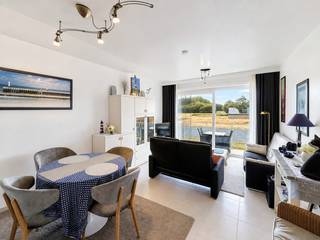 Schitterend appartement met verzicht (type doorloper) op het gelijkvloers van een goed onderhouden residentie, ideaal gelegen op een toplocatie in Nieuwpoort-Bad, vlak bij de Schildpad en de wandelpromenade en op korte wandelafstand van het strand en de zee.<br />Het appartement omvat een inkomhal met aparte berging en toilet, een badkamer met douche en twee slaapkamers. Verder beschikt het over een ruime en lichtrijke woonkamer met open keuken en rechtstreekse toegang tot het terras. Vanop het terras geniet u van een mooi open zicht op het Maritiem Park.<br />In de prijs is tevens een kelderberging met exclusief genots- en gebruiksrecht inbegrepen.<br />Dankzij de centrale ligging, de praktische indeling en het open zicht is dit appartement uitermate geschikt als tweede verblijf, vaste woonst of investeringseigendom.