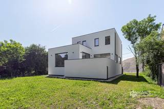 <p><span> </span></p><p><span>Kwalitatief gerenoveerde villa(380 m²) in Bonheiden</span></p><p><span>De riante woning is gelegen in de Oude Keerbergsebaan. Je woont hier in een bijzonder rustige en groene omgeving, terwijl winkels, scholen en verbindingswegen zich op korte afstand bevinden. Een ideale combinatie van privacy, comfort en bereikbaarheid.</span></p><p><span>De vrijstaande woonst werd volledig gerenoveerd met oog voor detail, hoogwaardige materialen en hedendaags wooncomfort. Dankzij de kwalitatieve afwerking geniet je van een instapklare woning waar stijl en functionaliteit hand in hand gaan. Bovendien beschikt het pand over een gunstig EPC A-label (77 kWh/m² jaar – E-peil 56) en werden er 14 zonnepanelen voorzien, wat bijdraagt aan energiezuinig en toekomstgericht wooncomfort.</span></p><p><span>Met een bewoonbare oppervlakte van maar liefst 380 m² op een perceel van 956 m² biedt deze woning uitzonderlijk veel leefruimte, zowel binnen als buiten. De lichtrijke leefruimtes creëren een aangename en open sfeer en vormen een mooi geheel met de omliggende tuin waar je in alle rust en privacy kan genieten van het groen.</span></p><p><span>Verder beschikt de woning over:<br /></span><span>▪</span><span>️</span><span> 4 volwaardige slaapkamers<br /></span><span>▪</span><span>️</span><span> 2 stijlvolle badkamers<br /></span><span>▪</span><span>️</span><span> Leefkeuken met alle hedendaags comfort<br /></span><span>▪</span><span>️</span><span> Ruime garage en kelder<br /></span><span>▪</span><span>️</span><span> Oprit met parkeermogelijkheden<br /></span><span>▪</span><span>️</span><span> Grote tuin en 2 terrassen</span></p><p><span>Ben je op zoek naar een energiezuinige woning waarin je zonder zorgen kan intrekken? Mis deze kans niet! Bewoonbare opp. 380 m² – ref.: bruto vloeropp. Voor meer info of een gratis schatting surf naar www.hansimmo.be</span></p><p><span> </span></p>