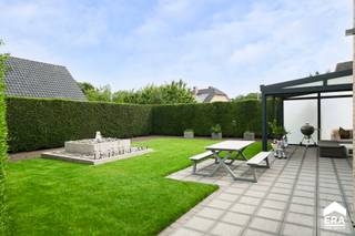 <p>Ben je op zoek naar een instapklare woning met veel ruimte en comfort? Dan is deze woning uit 2001, gelegen in <strong>Hechtel-Eksel</strong>, beslist een bezoek waard.</p>
<p>Gelegen op een perceel van <strong>9a 60ca</strong>, biedt dit huis alles wat je nodig hebt: een <strong>vernieuwde keuken (2024)</strong>, een <strong>gezellige overdekte zithoek</strong> buiten en een <strong>praktische indeling</strong> met multifunctionele ruimtes op het gelijkvloers, een <strong>ruime garage met zolder.</strong></p>
<p> </p>
<p><strong>Troeven van deze woning:</strong></p>
<ul><li><strong>Vernieuwde keuken (2024)</strong></li><li><strong>Tot 5 slaapkamers mogelijk</strong> – Eén kamer is momenteel ingericht als dressing, een andere als bureauruimte met ingemaakte kasten (ideaal voor thuiswerk).</li><li><strong>Ruime garage met bovenliggende zolder</strong> – Biedt extra opbergruimte of mogelijkheden voor hobbyruimte of andere activiteiten</li><li>Gezellige woonkamer met <strong>gashaard</strong> </li><li><strong>Energiezuinige score: EPC-label C</strong> – geen renovatieverplichting</li><li><strong>Conforme elektrische installatie</strong></li></ul>
<p>Indeling: zie bijlage</p>
<p> </p>