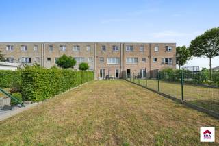<strong>Wenduine: Bel-étage woning te koop in een rustige buurt met open zicht op de velden en een inpandige garage!</strong><br /><br />Deze prachtige woning met bouwjaar 2003 ligt in een rustige straat, grenzend aan weilanden. Op het gelijkvloers bevindt zich de inkom hal met afzonderlijke WC, de garage, alsook een slaapkamer met douche en zicht op een mooi onderhouden tuin.<br /><br />Op de 1e verdieping bevinden zich de leefruimtes, namelijk een open keuken, eetkamer/zithoek, hal met WC. De leefruimtes op het verdiep hebben als voordeel dat men optimaal kan genieten van een fenomenaal zicht op de weilanden. Ten slotte zijn er op de 2e verdieping nog 3 slaapkamers en een badkamer met ligbad, dubbele wastafelmeubel en WC aanwezig.<br /><br />Troeven:
<ul><li>4 slaapkamers + 2 badkamers</li><li>Open zicht op groen</li><li>Instapklaar</li><li>Garage</li><li>Perfect onderhouden en omheinde tuin</li><li>Rustige ligging maar toch nabij het strand en centrum</li></ul>
Deze unieke combinatie van troeven, zorgt ervoor dat dit de ideale woonst of vakantiewoning vormt. Meer informatie? Contacteer Ilse op het nummer 0456 96 04 61.