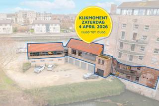 Ontdek dit pand op het kijkmoment - 04 april tussen 11u00 en 12u00<br /><br />Op zoek naar een karaktervolle plek waar wonen en werken samenkomen? Deze exclusieve loft van 428 m² op het idyllische Moleneiland, tussen de oude en nieuwe Leie, biedt een unieke kans voor een combinatie van privéleven en bijberoep, praktijkruimte, horeca of kantoor aan huis.<br /><br />Het pand is ontstaan uit de samenvoeging van een handelsruimte (vroeger als horeca uitgebaat) en een duplex-appartement, wat zorgt voor een flexibele indeling en meerdere ingangen. Ideaal voor zelfstandigen, vrije beroepen of co-housing. <br /><br />De lichtrijke leefruimte biedt een panoramisch uitzicht op het water, aansluitend op een moderne keuken en terras. In totaal zijn er vier slaapkamers, een badkamer, dressing en praktische bergruimtes.<br /><br />Met een inpandige garage, én twee terrassen aan het water, is dit een uitzonderlijk geheel op een uitstekende locatie.<br /><br />Bovendien beschikt u over de mogelijkheid om twee extra staanplaatsen (voorzien van laadpaal) mee aa te kopen.<br /><br />📞 Interesse? Contacteer ons voor een bezichtiging!<br /><br />EPC: 105 kWh/(m²/jaar) – Ref.: YP/25031/K