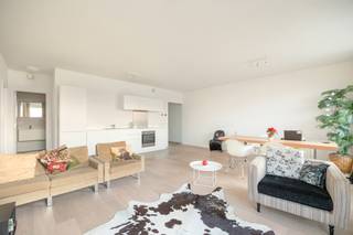 Op het Eilandje met uitzonderlijk zicht op de Schelde ligt dit twee-slaapkamerappartement. <br /><br />Lichte leefruimte met open keuken en mooie zichten op de Stad en de Schelde. Het aanpalende terras is Westelijk georiënteerd bijgevolg heerlijk vertoeven na een drukke werkdag. <br />Het appartement beschikt over twee slaapkamers en een badkamer. <br /><br />Een extra kelderberging is inbegrepen in de verkoopprijs. <br />Een autostaanplaats wordt bijkomend te koop aangeboden voor 45.000 euro.