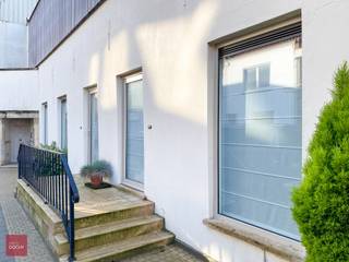 Bestaande uit 3 x ruimte, toiletten, kitchenette. aantrekkelijke huurvoorwaarden. Ideaal voor starter.