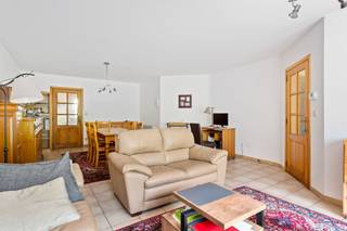 <p><span>Op een gunstige locatie gelegen, verrassend ruime woning met vijf slaapkamers, garage en diepe tuin. Gunstige energiescore [207 kWh/(m²jaar)]!</span></p><p><span>Gelegen nabij de belangrijkste verbindingswegen naar Antwerpen en Nederland en de fietsostrade. De centra van Ekeren, Hoevenen en Kapellen kortbij en een vlotte bereikbaarheid van scholen, winkels en horeca gegarandeerd.</span></p><p><span>We betreden de woning via de inkomhal met gastentoilet. Van hieruit bereiken we de leefruimte met meer dan voldoende plaats voor een ruime zit- en eetkamer. De grote raampartijen aan de achterzijde zorgen voor veel natuurlijk licht en een aangename verbinding met de tuin.</span></p><p><span>Aansluitend aan de leefruimte bevindt zich de keuken, welke beschikt over voldoende kast- en werkbladruimte en de volgende uitrusting: kookplaat (keramisch), dampkap, spoelbak, oven en koelkast.</span></p><p><span>Verder vinden we op het gelijkvloers een berging/wasplaats en een ruime inpandige garage, ideaal voor wagen, fietsen en extra opslag. </span></p><p><span>Achteraan vormt de veranda, welke we kunnen bereiken langs zowel de leefruimte als de keuken, een absolute meerwaarde. Deze vormt een heerlijke verlenging van de leefruimte en hier geniet men beschut van het buitengevoel en het prachtige groen. Van de eerste zonnige lentedagen tot een frisse herfstavond!</span></p><p><span>Op de eerste verdieping geeft de overloop toegang tot drie volwaardige en lichtrijke slaapkamers, een apart toilet en de badkamer. Deze laatste is uitgerust met een ligbad met douchevoorziening en een lavabomeubel (dubbel).</span></p><p><span>Via een vaste trap bereiken we de verrassend ruime tweede verdieping. Momenteel drie ruimtes, waarvan er twee zeker kunnen dienen als slaapkamer en de derde als berging. Hier liggen bij herinrichting tal van mogelijkheden: slaapkamer(s) met een tweede badkamer, een thuiskantoor, hobbyruimte, speelkamer of een combinatie hiervan. </span></p><p><span>Ook de tuin is één van de troeven van deze woning. Dankzij de vele bomen, struiken en beplanting werd een aangename sfeer en een aangenaam gevoel van privacy gecreëerd. Een heerlijke plek voor kinderen, tuinliefhebbers of gewoon om in alle rust van het buitenleven te genieten.</span></p><p><span>In de tuin vinden we verder ook nog twee tuinhuizen, een kippenren en een serre.</span></p><p><span>De woning is verzorgd en onmiddellijk bruikbaar, maar biedt tegelijk volop mogelijkheden om verder te moderniseren en helemaal naar eigen smaak in te richten.</span></p><p><span>Is uw interesse gewekt? Wel, dan hoor ik graag van U.</span></p>