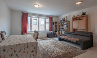 <p><strong>Instapklaar appartement met 2 slaapkamers, terras, parking en kelder.</strong></p><p></p><p>Op de eerste verdieping van een verzorgd appartementsgebouw bevindt zich dit aangename en instapklare appartement van <strong>74 m²</strong>.</p><p>Dankzij de praktische indeling, de gunstige ligging en de goede energiescore is deze eigendom zowel een ideale woonst als een interessante investering met een stabiele huuropbrengst.</p><p></p><p>Het appartement beschikt over een lichtrijke leefruimte met open, ingerichte keuken. De inkomhal geeft toegang tot een praktische berging, een afzonderlijk toilet en de badkamer. Verder zijn er twee volwaardige slaapkamers, waarvan de ruime hoofdslaapkamer rechtstreeks toegang biedt tot het privatieve terras.</p><p></p><p>Achter het gebouw bevindt zich een aangename gemeenschappelijke tuin, waar bewoners kunnen genieten van een groene en rustige omgeving.</p><p></p><p>Bovendien beschikt het appartement over een private kelder en een privatieve autostaanplaats op het gelijkvloers. Beide zijn inbegrepen in de verkoopprijs.</p><p></p><p>Het appartement is momenteel verhuurd en vormt daardoor ook een interessante opportuniteit voor investeerders.</p><p></p><p><strong>EPC 198 kWh/m² jaar (label B)</strong><br /><strong>Elektrische installatie conform</strong><br /><strong>Asbestveilig</strong></p>