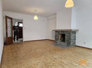 TOF LICHTRIJK 1 SLPK GELIJKVLOERSAPPARTEMENT. Bestaande uit: Inkomhal met vestiaire/schoenenkast, lichtrijke woonkamer (24m2), keuken,...