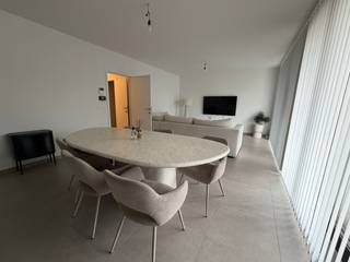 <br /><strong>Stijlvol gelijkvloers appartement van 80m² in het centrum van Maasmechelen.</strong><br /><br />Zeer centrale ligging, in de nabijheid van het winkelcentrum M2, de Pauwengraaf en Maasmechelen Village en de autostrades richting Nl. en Brussel/A’pen.<br /><br />Dit mooie appartement bestaat uit een inkomhal, een living met een moderne open keuken voorzien van alle apparatuur. Daarnaast is er een apart toilet, een berging, 2 slaapkamer en een badkamer met wastafelmeubel en douche.<br /><br />Aan de voorzijde van het gebouw beschikt men over een terras van 10m².<br /><br />In de ondergrondse afgesloten parkeergarage bevinden zich de autostaanplaats en de kelderberging.<br /><br />Er is een tevens lift aanwezig voor uw maximaal wooncomfort. Verder wordt het appartement voorzien van vloerverwarming.<br /><br />De gemeenschappelijke lasten bedragen 85 euro per maand.<br /><br />Dit prachtig appartement is per direct beschikbaar.<br /><br />Bij interesse kan u best uw telefoonnummer nalaten zodat wij u kunnen contacteren.<br />Alle kandidaat-huurders worden opgebeld in volgorde zoals de aanvragen binnenkomen.<br />Bedankt voor uw geduld.