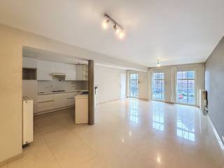 Dit gezellig appartement bevindt zich in het centrum van Kruishoutem vlakbij alle plaatselijke winkels. INDELING:Leefruimte - open keuken - berging...