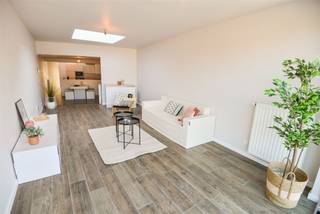 HALF OPEN BEBOUWING. Op een zeer goede ligging, rustige straat en toch nabij centrum en belangrijke invalswegen. Gelijkvloers: technische...