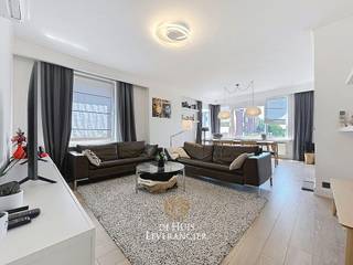 Bent u op zoek naar een ruim, perfect onderhouden appartement, waar comfort, licht en een strategische ligging samenkomen?<br /><br />Dit magnifieke appartement van maar liefst 106 m², gelegen in een rustige en residentiële wijk in Wilrijk, biedt alles wat een modern gezin, koppel of investeerder zoekt. Dankzij het gunstige EPC-label B (193 kWh/m² jaar) bent u hier bovendien meteen klaar voor de toekomst, zonder renovatieverplichtingen.<br /><br />Bij het binnenkomen in de nette inkomhal valt meteen de hoogwaardige afwerking op, mede dankzij de praktische, ingebouwde maatkasten die doorlopen tot aan het plafond, ideaal voor extra opbergruimte. Vanuit de hal stapt u de brede en hoge leefruimte binnen. De living en eetkamer baden in het natuurlijke licht dankzij de grote raampartijen en de perfecte zuidgerichte oriëntatie. Het pand is op de hoek van een gebouw gelegen, waardoor er veel natuurlijk licht langs verschillende ramen binnenvalt. <br /><br />Samen met de open keuken, zorgt de leefruimte voor een enorm ruimtelijk gevoel en een gezellige dynamiek tijdens het koken en ontvangen van gasten.<br /><br />Aan de rustige (achter)zijde van het appartement bevindt zich het nachtgedeelte. De masterbedroom biedt rechtstreeks toegang tot het gezellige terras, waar het heerlijk ontwaken is. De airco zorgt voor verkoeling en/of verwarming.<br /><br />Daartegenover ligt de slim ingedeelde badkamer, waar elke vierkante meter optimaal is benut voor maximaal comfort. Verder beschikt het appartement over nog twee volwaardige kamers. De tweede grote slaapkamer doet momenteel perfect dienst als thuiskantoor (bureau met airco), en de derde kamer is eveneens ruim genoeg om in te richten als extra slaapkamer, hobbyruimte of dressing. <br /><br />Comfort staat hier absoluut centraal: de belangrijkste leefruimtes (de living, de master bedroom én het bureau/tweede slaapkamer) zijn uitgerust met individuele airconditioning units, waardoor het hier zowel tijdens zwoele zomers als milde winters altijd heerlijk vertoeven is.<br /><br />Het gebouw zelf beschikt uiteraard over een lift en een parlofoonsysteem.<br /><br />Als kers op de taart beschikt dit eigendom over een eigen garagebox mét een extra staanplaats (optioneel mee aan te kopen voor 30 000 euro)  recht voor de poort. In een gezochte regio als Wilrijk is dit een onschatbare troef.<br /><br />Qua mobiliteit zit u hier overigens uitstekend: openbaar vervoer bevindt zich op amper 200 meter wandelen en de belangrijkste invalswegen (autosnelweg op 600m) zijn vlot bereikbaar, zonder dat u inboet op de rust van deze aangename residentiële buurt.<br /><br />Bent u klaar om dit unieke appartement zelf te ontdekken? Plan vandaag nog uw bezoek en laat u verrassen door de ruimte en het licht!<br /><br /><br />EPC :  193kWh/m<sup>2</sup> (Label B)<br />Stedenbouwkundige inlichtingen in aanvraag<br />Waterinfo : P-Score = A, G-Score = A<br /><br />Dit is niet wat je zoekt ? Al gehoord van AANKOOPBEGELEIDING ?   Wij zoeken, bezoeken en onderhandelen mee met jou voor eigendommen die worden aangeboden door particulieren, andere makelaars of eigendommen die zelfs (nog) niet te koop staan?<br />Vraag meer informatie over aankoopbegeleiding via welkom@dehuisleverancier.be of 0489/069.000<br /><br />de Huisleverancier : Persoonlijk, voor iedereen Service, Kwaliteit en Vertrouwen !