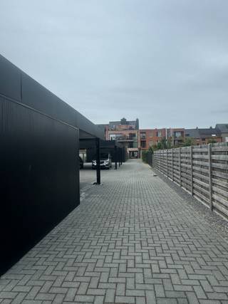 2 parkeerplaatsen achteraan appartementsgebouw.Samen of apart te huren op jaarbasis.Beschikbaar vanaf 1/10/2025 ...