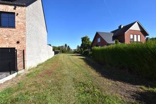 Gunstig en centraal gelegen bouwgrond voor HOB van 849 m² op landelijke toplocatie nabij centrum en station Booischot.<br /><br />De vlotte toegang naar invalswegen (N10 – Aarschot -Lier), omliggende gemeenten en autostrade (E314), maken dat de grond uitstekend gelegen is voor woon-werkverkeer.<br /><br />Perceelbreedte is ongeveer 10 m, diepte van het terrein 58,22 m en 64,05 m. <br />Toegelaten gevelbreedte van 7 m en een maximale diepte van 17 m.<br /><br />Mogelijkheid tot het bouwen van een ruim bijgebouw van maar liefst 75 m².<br /><br />Zowel landelijke als moderne bouwconstructie mogelijk! Aanvullend ook complementaire functies/zelfstandige activiteit of vrij beroep toegestaan. Parkeerplaats mogelijk naast oprit.<br /><br />Dankzij de ruime bouwvoorschriften dewelke tal van mogelijkheden bieden kan u hier zorgeloos uw droomwoning bouwen.<br /><br />Vrij van bouwverplichting!<br /><br />Aarzel niet om ons te contacteren voor verdere vrijblijvende informatie.<br /><br />Interesse in een GRATIS SCHATTING van uw eigendom? Bel 015/36 35 34