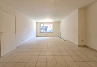 Dit vernieuwd en instapklaar gelijkvloers appartement is gelegen in het centrum van Bredene Duinen.<br />Bij winkels, openbaar vervoer, zee en strand.<br /><br />Voorzien met een privatieve parkeerplaats achteraan het gebouw.<br /><br />Het appartement is voorzien met een ruime woonkamer en nieuwe open ingerichte keuken.<br />Er zijn 2 slaapkamers achteraan. <br />Vernieuwde badkamer met douche, lavabomeubel en plaats voor de wasmachine.<br />Een apart toilet.<br /><br />Gemeenschappelijke fietsenberging.<br /><br />Huurprijs 850 euro per maand + 40 euro lasten.<br />Beschikbaar vanaf 1 oktober.<br /><br />Bezoeken mogelijk na afspraak met kantoor. <br />