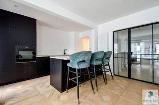Goed gelegen en ruim 2-slaapkamerappartement op de 2de verdieping met zijdelings open zicht, vlak bij het Casino en het Leopoldpark! <br />Indeling: inkomhal met vestiairekast, apart toilet, ruime en lichtrijke woonkamer, volledig ingerichte keuken met berging en toegang tot het terras, badkamer met lavabo en inloopdouche, 2 slaapkamers met terras. <br /><br />Troeven: <br />- Bewoonbare oppervlakte: 90 m² <br />- Zijdelings open zicht <br />- Gelegen op een toplocatie nabij het Casino en het Leopoldpark <br />- Gevel wordt nog vernieuwd <br />- EPC: 250 kWh/m² (UC: 2013894) <br /><br />Stedenbouwkundige inlichtingen: in aanvraag <br /><br />Disclaimer: De 3D-render van de gevel die in deze aanbieding worden gepresenteerd, dienen uitsluitend ter illustratie en weergave van het pand. <br /><br />Contacteer PERSPECTIEF VASTGOED – 7 op 7 bereikbaar – voor meer informatie of een bezoek.<br />Bel 050/550.750 of mail naar info@perspectiefvastgoed.be.