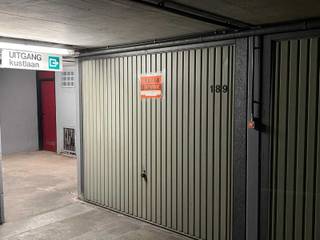 Zeer goed gelegen gesloten garage te koop 2,81 m x 5.14 m x hoogte 2.35m gelegen aan inkom kustlaantel. 0032/(0)475 27 83 03zeer gemakkelijk in te...