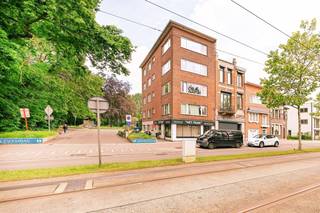 Bekijk dit appartement uitgebreid op www.koosi.beDit ruime hoekappartement met lift, 3 slaapkamers en garage is gelegen op de 2de verdieping van een gebouw op de Liersesteenweg aan de inrit naar het zwembad van Mortsel.Deze ligging is echt ideaal want alles is op wandelafstand te vinden: het park, het station, de tram, het winkelcentrum,…Een grote meerwaarde is ook de garagebox die in de prijs inbegrepen is.Met de lift komen we op de 2de verdieping en we betreden het appartement via de inkomhal.Als we dan in de living binnenkomen merken we direct op dat dit appartement kan genieten van zeer veel lichtinval.De living, de keuken en het salon zijn voorzien van een lichtkleurige laminaat wat deze ruimtes nog wat extra volume geeft.Vooraan, in het salon, hebben we een mooi zicht op het naastgelegen park en verder op het marktplein van de stad Mortsel.Als we naar achter lopen komen we links eerst een kamer tegen die zeker dienst kan doen als kinderkamer en zicht heeft op het naastgelegen parkje.Meer naar achter vinden we de grote slaapkamer, deze kamer is ook voorzien van een raam aan de zijkant van het gebouw, geen inkijk van buren dus.Aan de achterkant van het appartement, naast de grote slaapkamer ligt nog een kleine kamer die uitgeeft op een klein terras met zicht over de garages.Centraal in de gang is de badkamer gelegen welke voorzien is van lavabo en douchecel.Achter het appartementsgebouw vinden we een ruime garagebox in het garagecomplex, deze garage is inbegrepen in de verkoopprijs van het appartement.De centrale verwarming is een collectief systeem met verbrandingsketel op stookolie.Vanuit het appartement wandel je direct in fortpark en alles wat je dagdagelijks nodig hebt is op wandelafstand te vinden.