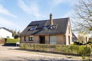 Immo Pické biedt U deze gunstig gelegen en goed onderhouden villa aan gelegen nabij het centrum van Sint-Pieters-Leeuw en bijgevolg in de onmiddellijke omgeving van scholen, winkels, openbaar vervoer en de belangrijkste verbindingswegen. Deze villa is als volgt ingedeeld:<br />- Gelijkvloerse verdieping: centrale inkomhal met gastentoilet, lichtrijke woonkamer met eetkamer (met airco), ruime keuken met ontbijthoek en aangrenzend terras, een berging, 2 slaapkamers (13,50m² en 7,50m²) en een badkamer<br />- Eerste verdieping: nachthal, 2 grote slaapkamers (20m² en 19m²), tweede badkamer, een toilet en een zolderruimte (stockage)<br />- Ondergrondse verdieping: ruime garage voor verschillende wagens en kelderruimtes<br /><br />De buitenomgeving van de woning is perfect onderhouden en omvat een leuke tuin en verschillende open autostaanplaatsen.<br /><br />Bijkomende informatie: airco aanwezig in woonkamer en slaapkamer gelijkvloers, 12 zonnepanelen met thuisbatterij, regenwaterput, alarmsysteem,...