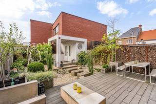 Welkom in het <strong><span>centrum van Herent</span></strong><br />Deze gezellige en instapklare woning heeft het allemaal: <strong>Makkelijk </strong>parkeren voor de deur (<strong><span>Inclusief laadpaal voor je EV</span></strong>), een aangename leefruimte, een gezellige tuin en drie kamers.<br />De woning beschikt over 104m² bewoonbare oppervlakte en is <strong><span>bijzonder praktisch</span></strong> ingedeeld.<br />Op het gelijkvloers vinden we de inkomhal met apart toilet, een praktische berging en een aangename leefruimte met aansluitend de keuken. Van hieruit heb je rechtstreeks toegang tot het terras en de gezellige stadstuin: een fijne plek om buiten te eten, vrienden te ontvangen of gewoon rustig van de zon te genieten (<strong><span>Z-oriëntatie</span></strong>). Er is ook een mooi (geïsoleerd) tuinhuis voor extra opslagruimte. De regenwaterput zorgt voor extra besparingen op water. Er is ook een waterontharder aanwezig. <br />Op de verdieping bevinden zich <strong><span>drie kamers</span></strong> en de badkamer. Vandaag zijn deze ingericht als slaapkamer, bureau en dressing, maar wie drie slaapkamers nodig heeft kan ze uiteraard ook zo gebruiken mits enige aanpassing.<br />De ligging is moeilijk te verslaan. Je woont pal in het centrum van Herent met winkels, openbaar vervoer en alle dagelijkse voorzieningen binnen handbereik. De bushalte is vlak aan je deur.<br />Een woning voor wie graag centraal, comfortabel en onderhoudsvriendelijk woont.<br />Een verrassend compleet huis op een toplocatie in Herent. Boek een afspraak met Philippe via <strong><span>de knop 'bezoekmoment'</span></strong> op onze site.