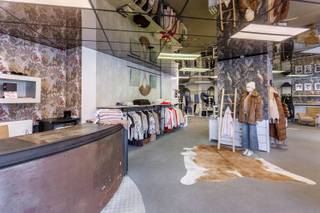 Op een zichtbare hoeklocatie bevindt zich dit aantrekkelijke handelspand, ideaal voor ondernemers die hun zaak op een opvallende plek willen vestigen. Dankzij de hoekligging geniet het pand van maximale visibiliteit en constante passage, zowel te voet als met de wagen.<br /><br />De gelijkvloerse handelsruimte is lichtrijk, met grote raampartijen die zorgen voor een open uitstraling en veel natuurlijke lichtinval. Onder het pand bevindt zich bovendien een ruime kelderverdieping van circa 35 m², perfect bruikbaar als stockageruimte. Bovendien een goede energiescore (EPC B). <br /><br />De ligging is uitstekend: centraal in Deurne, op wandelafstand van winkels, openbaar vervoer, met voldoende parkeermogelijkheden in de buurt. Deze combinatie van zichtbaarheid, bereikbaarheid en bruikbare extra ruimte maakt dit hoekpand bijzonder interessant voor uiteenlopende commerciële activiteiten.<br /><br />Een unieke kans voor wie op zoek is naar een handelspand in Deurne.<br /><br />Interesse? Neem vandaag nog contact op!