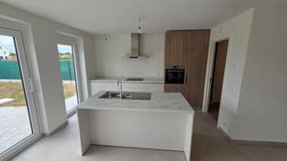 In een rustige nieuwbouwwijk op een boogscheut van Deinze en Gent staat deze prachtige, energiezuinige nieuwbouwwoning te koop!