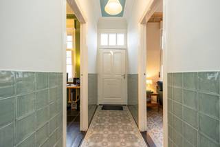 <strong>In het dorpscentrum van Meerle gelegen : charmante woning met 3 slaapkamers, kelder, zolder, ruime tuin met bijgebouwen en terras. Ongetwijfeld één van de mooiste huizen in het grensdorp Meerle. In deze bijzondere woning vinden we vele authentieke materialen en afwerking terug. De woning werd met veel zorg en liefde gerenoveerd waar nodig en met de juiste materialen. Voor de liefhebbers zeker een bezoek waard !<br />Opritten snelwegen Antwerpen-Breda-Eindhoven-Rotterdam op 5 km. <br />INDELING :<br />Inkomhal : </strong>met authentieke tegelvloer.<br /><strong>Woonkamer : </strong>27,00 m² : marmeren sierschouw voor houtkachel, natuurstenen tegelvloer.<br /><strong>Kantoor : </strong>4,00 m x 3,00 m : natuurstenen tegelvloer.<br /><strong>Eetkamer : </strong>4,30 m x 4,20 m : authentieke tegelvloer, schouw met speksteenkachel.<br /><strong>Keuken : </strong>5,00 m x 2,60 m : aanbouwkeuken met composiet werkblad, Falcon (AGA) gasfornuis + elektrische oven, dampkap, aansluitpunt voor vaatwasser, warmwaterboiler, natuurstenen vloer met vloerverwarming.<br /><strong>Bijkeuken : </strong>4,15 m x 2,65 m : wasplaats met aansluitpunt voor wasmachine, vestiarehoek, uitgietbak, toilet. Kleine bergzolder.<br /><strong>VERDIEPING -1<br /></strong><strong>Kelder :</strong> 4,20 m x 3,00 m : provisiekelder.<br /><strong>VERDIEPING 1<br /></strong><strong>Nachthal :</strong> eikenhouten plankenvloer.<br /><strong>Toilet.<br /></strong><strong>Slaapkamer 1 :</strong> linksvoor : 14,00 m² : novilon vloerbekleding.<br /><strong>Slaapkamer 2 : </strong> linksachter : 12,00 m² : eikenhouten blokjesparket.<br /><strong>Slaapkamer 3 : </strong>rechtsachter : 20,00 m² : met ingemaakte kasten.<br /><strong>Badkamer : </strong>3,45 m x 3,00 m : met ligbad, inloopdouche, badkamermeubel met 2 wastafels. Tegelvloer met vloerverwarming.<br /><strong>VERDIEPING 2<br />Zolderkamer / technische ruimte</strong> : te bereiken middels vaste trap : 8,00 m x 4,00 m : bergzolder met elektrische warmwaterboiler 300 L, luchtwarmtepomp, laminaat parketvloer. Dakkap geïsoleerd.<br /><strong>BUITEN <br />Terras : </strong>ruim terras<br /><strong>ruime tuin :</strong> op het zuiden.<strong><br /></strong><strong>Bijgebouwen : </strong>houten tuinschuur 30,00 m².<br /><strong>Woning Kerkstraat 39 Meerle</strong> : in de prijs inbegrepen : links naastgelegen te renoveren hoekwoning met gemetselde tuinschuur 22,50 m². <br /><strong>Verdere inlichtingen ten kantore na afspraak.</strong>