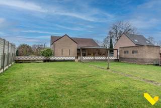 Te moderniseren woning op ruim perceel van 1.295 m².Deze gelijkvloerse gezinswoning bevindt zich op een interessante locatie vanwege de korte afstand...